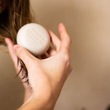 Charger l&#39;image dans la galerie, Shampooing solide pour cheveux normaux - sans sulfate à l&#39;amande
